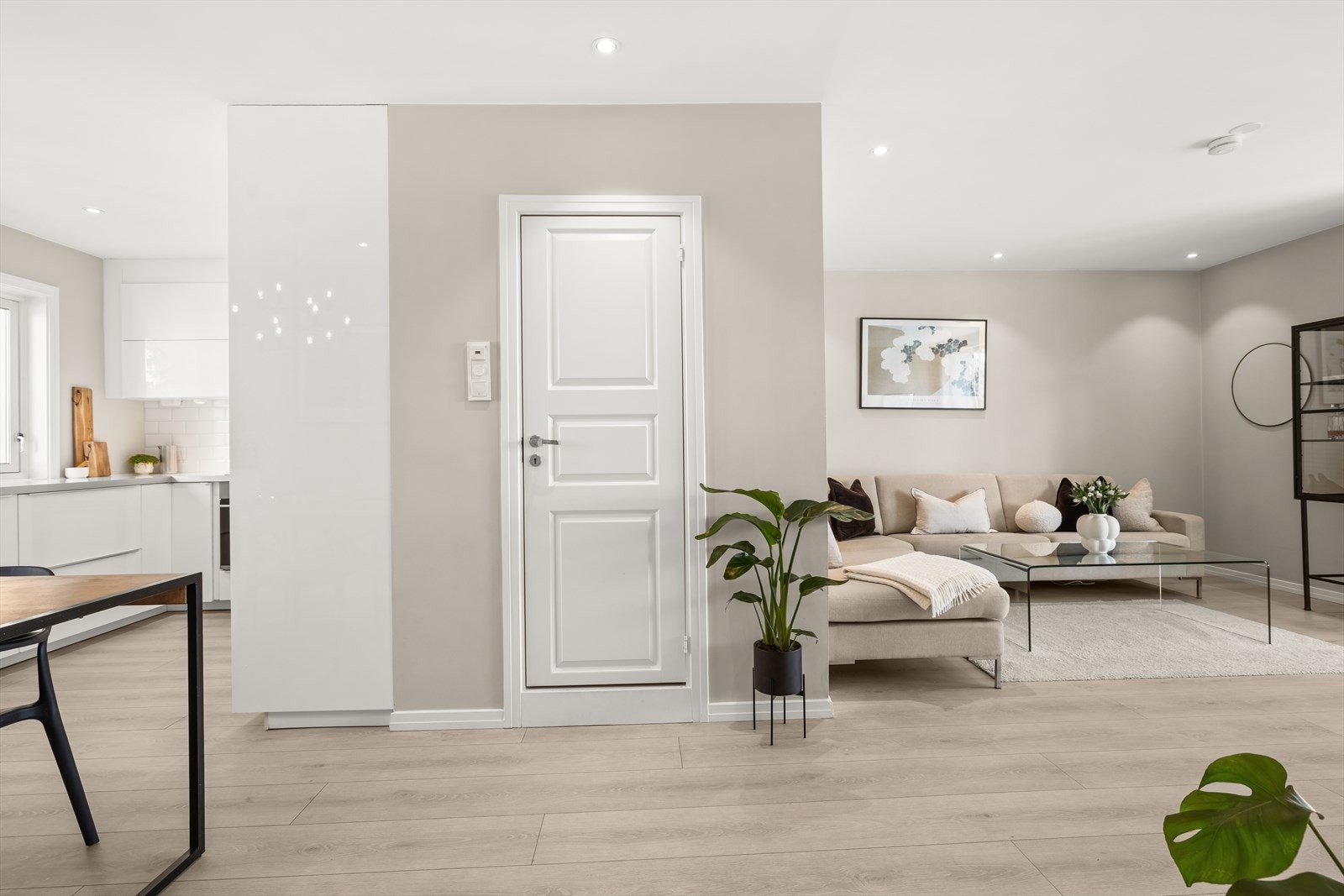 Åpen planløsning gir en sosial og hyggelig atmosfære Galleribilde