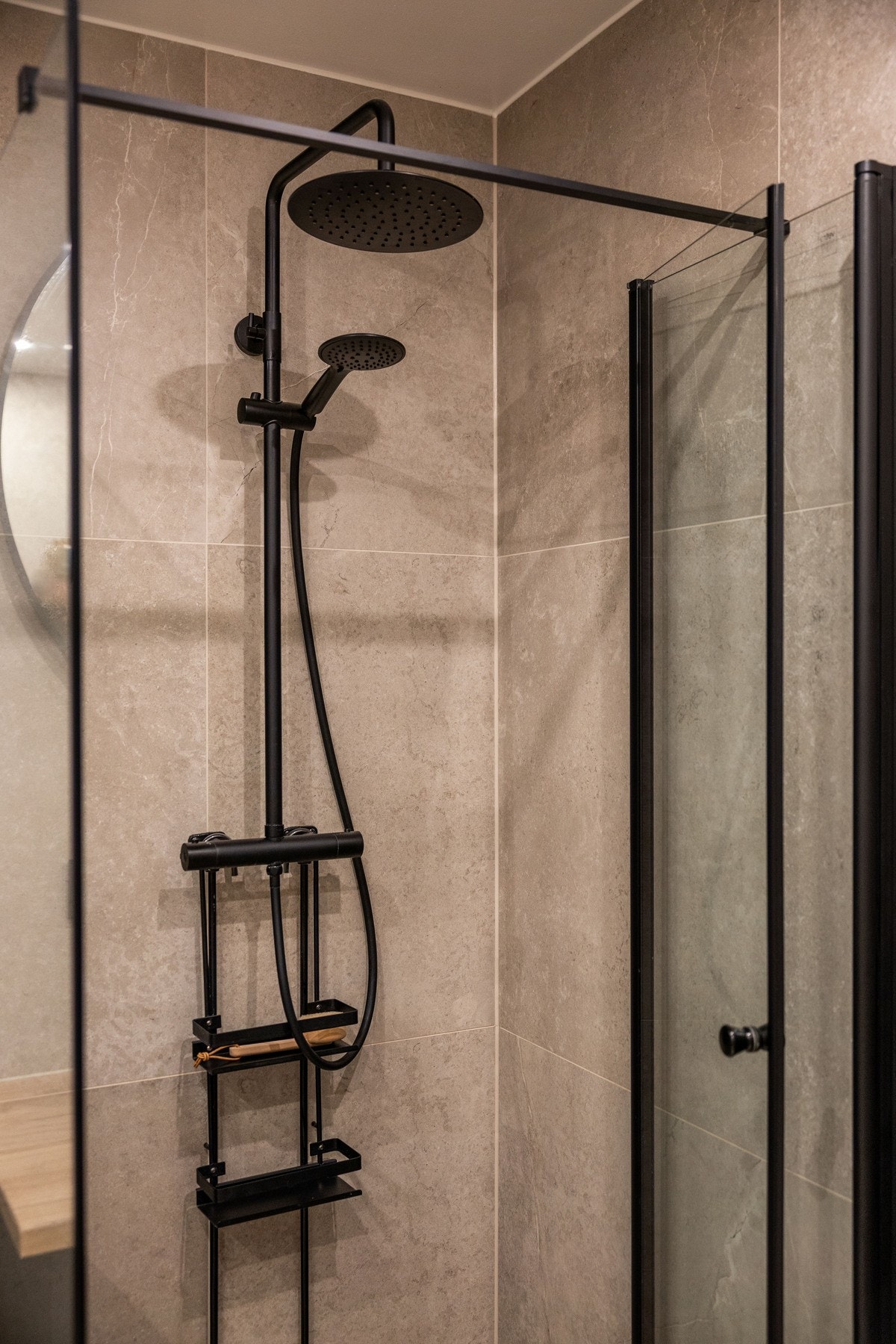 Romslig dusjhjørne med hånddusj og regnfallsdusj. Galleribilde