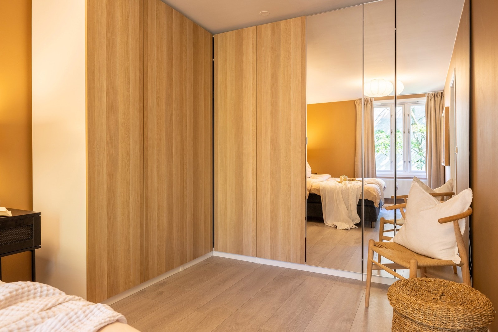 Rikelig med oppbevaringsplass i stor, medfølgende garderobe. Galleribilde