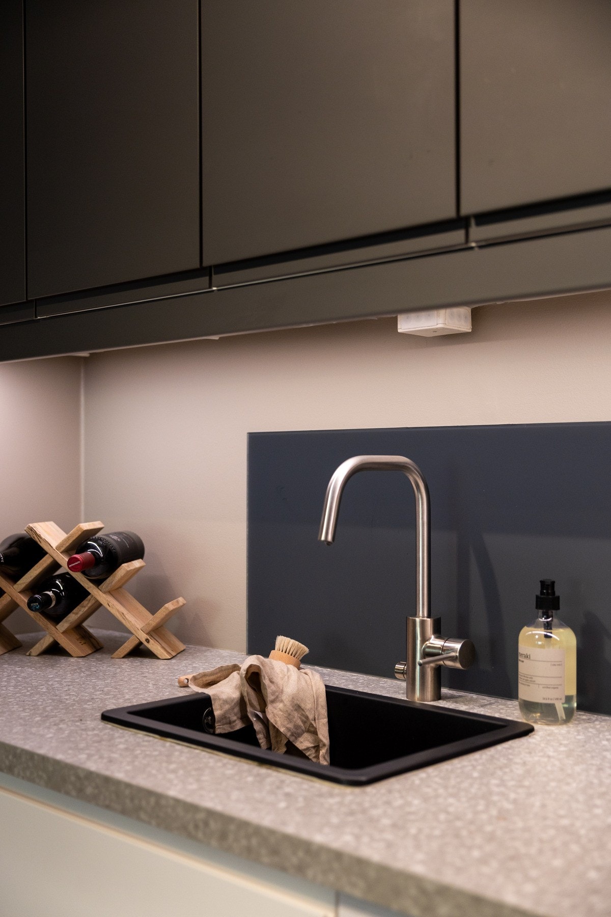 Kjøkkenet har en fin kombinasjon av skap- og benkeplass for både oppbevaring og matlaging. Galleribilde