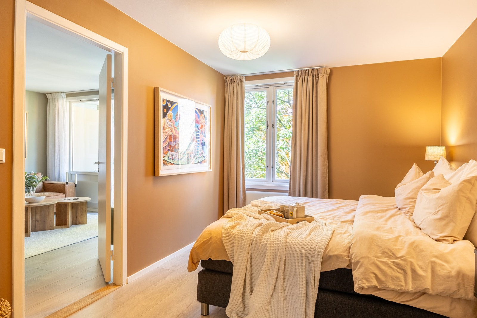 God plass til stor dobbeltseng og tilhørende nattbord på hver side. Galleribilde