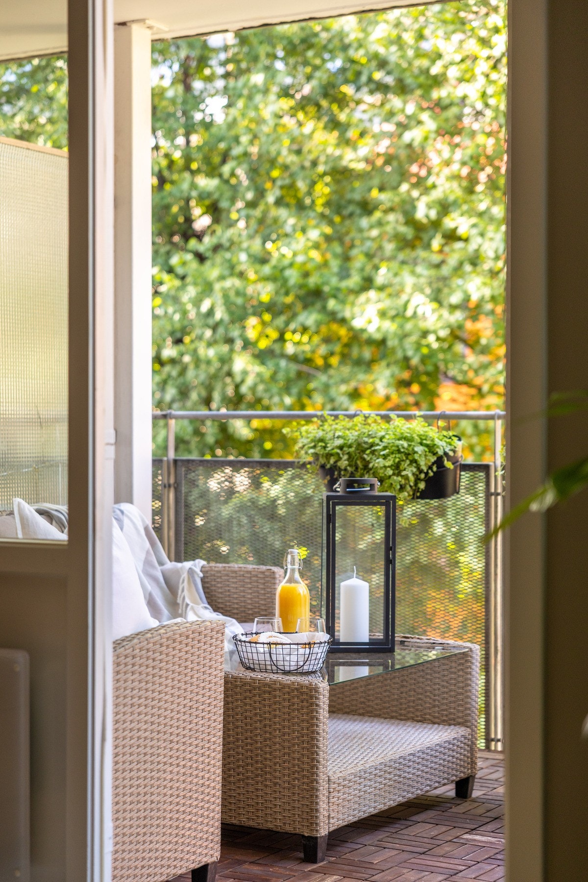 Fra balkongen er det utsikt mot den frodige bakgården, og det store treet skjermer fra naboene. Galleribilde