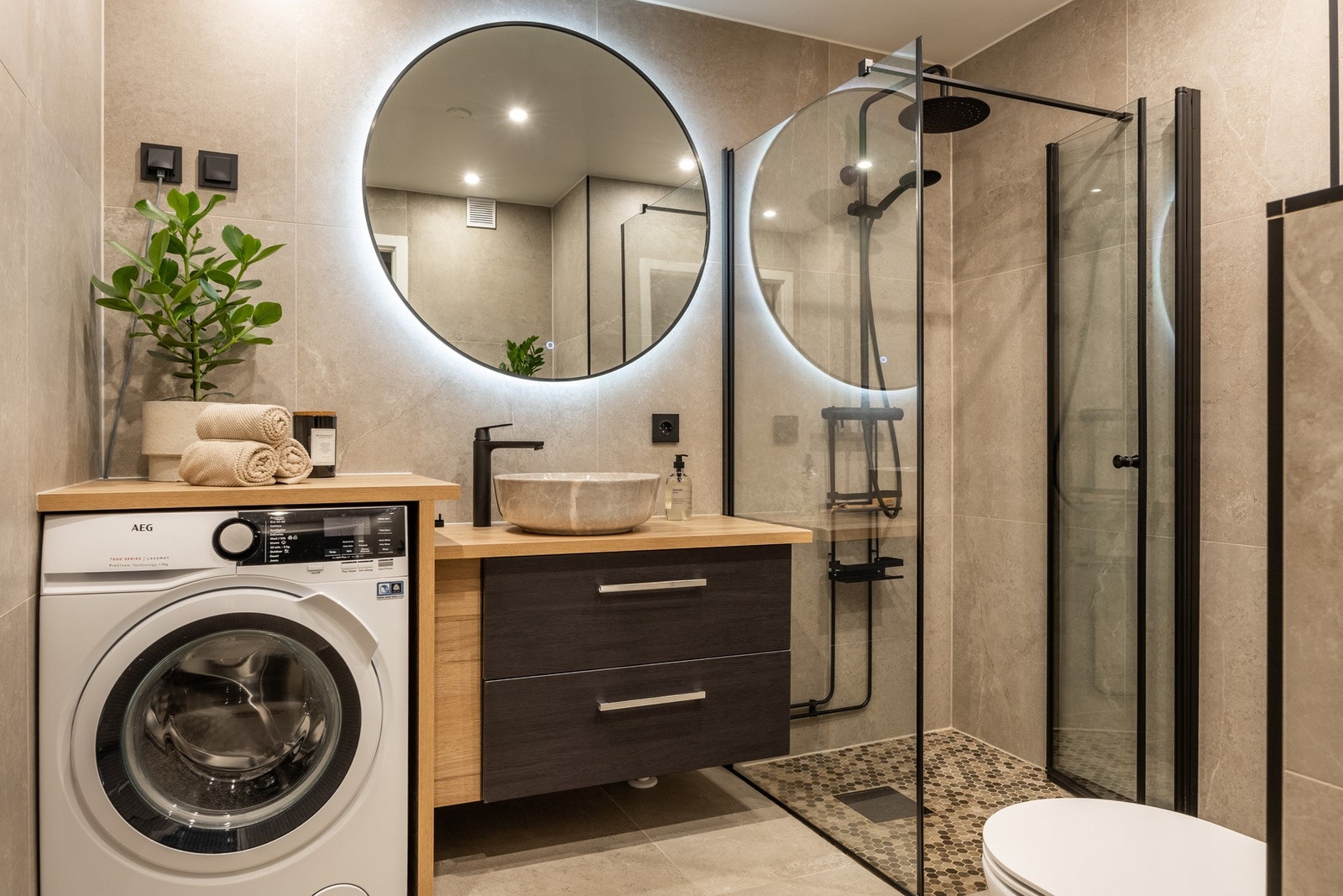 Delikat bad oppgradert i 2023 med ny membran på gulv og veggflater, støp, avløpsrør av plast, vannrør av kobber, fliser og malt himlingsflate med downlights. Galleribilde