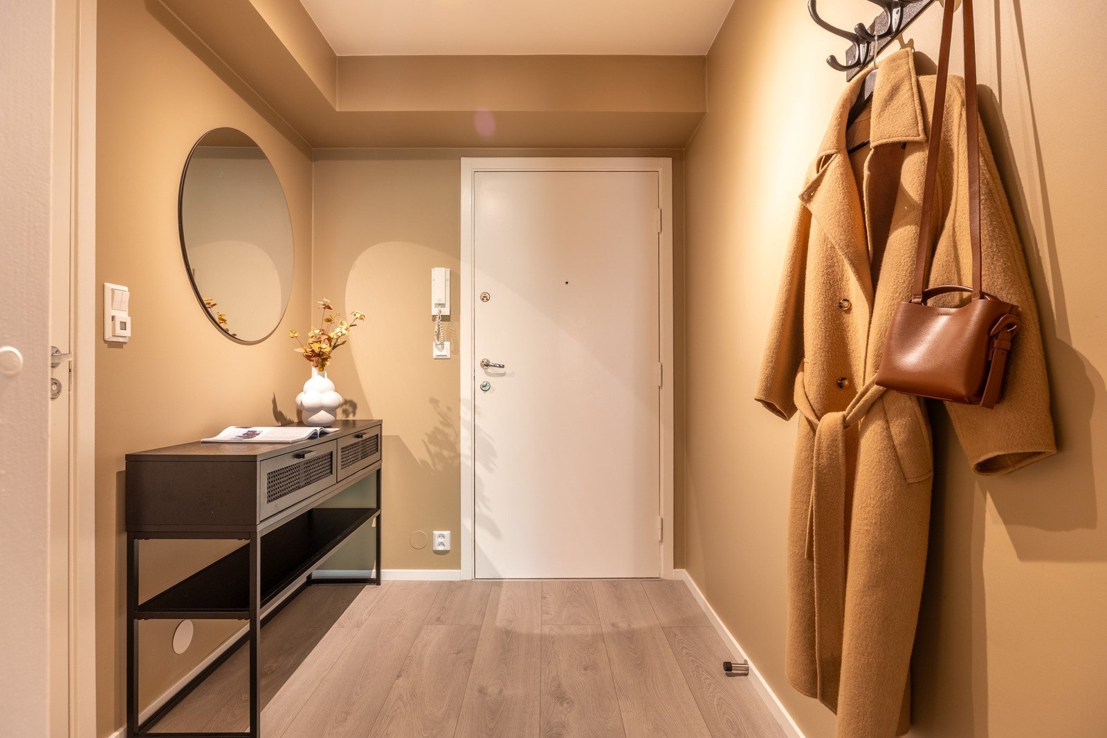 Det er adkomst via felles trappeoppgang med dørcalling og heis. Galleribilde