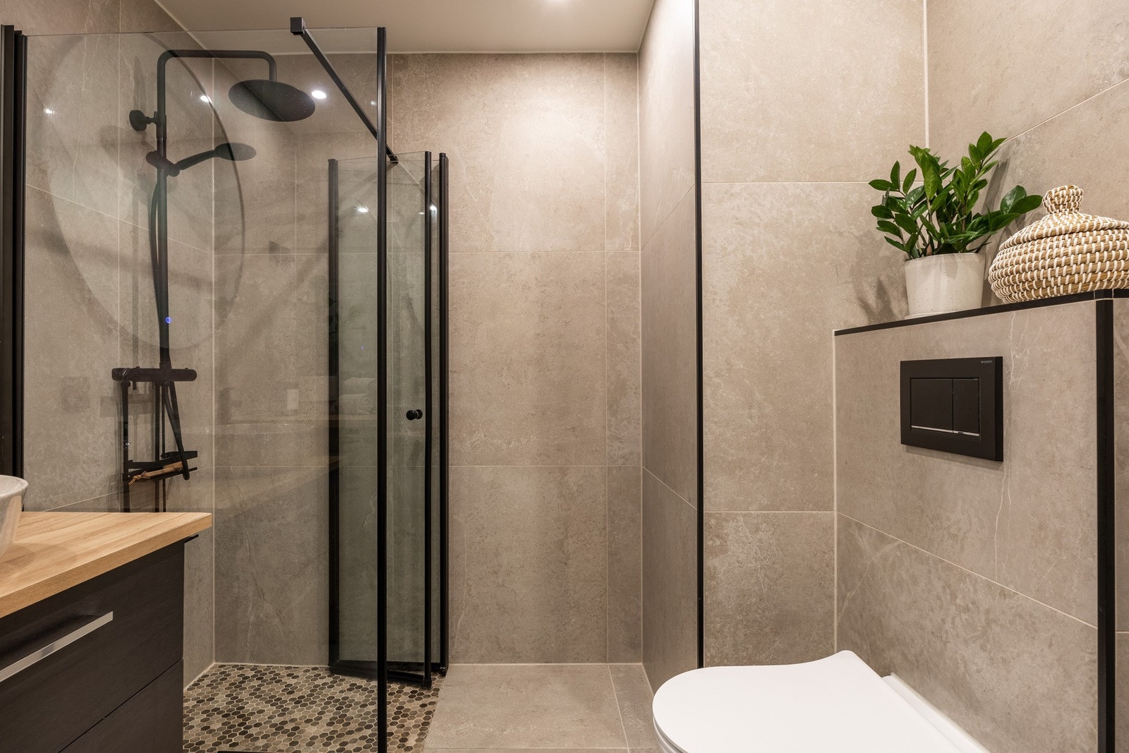 Badet har flotte materialvalg fra Right Price Tiles og Megaflis. Galleribilde