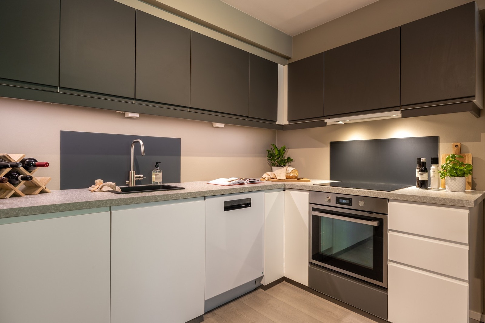 Det er installert nye hvitevarer samme år, inkludert oppvaskmaskin, ovn, induksjonsplatetopp og kjøleskap - alt i god kvalitet og godt vedlikeholdt. Galleribilde