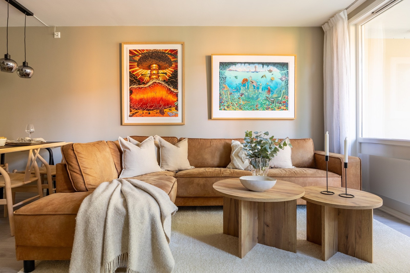 Overflatene er malt i moderne og behagelige fargetoner, og på gulvet er det lagt slitesterk laminat. Galleribilde