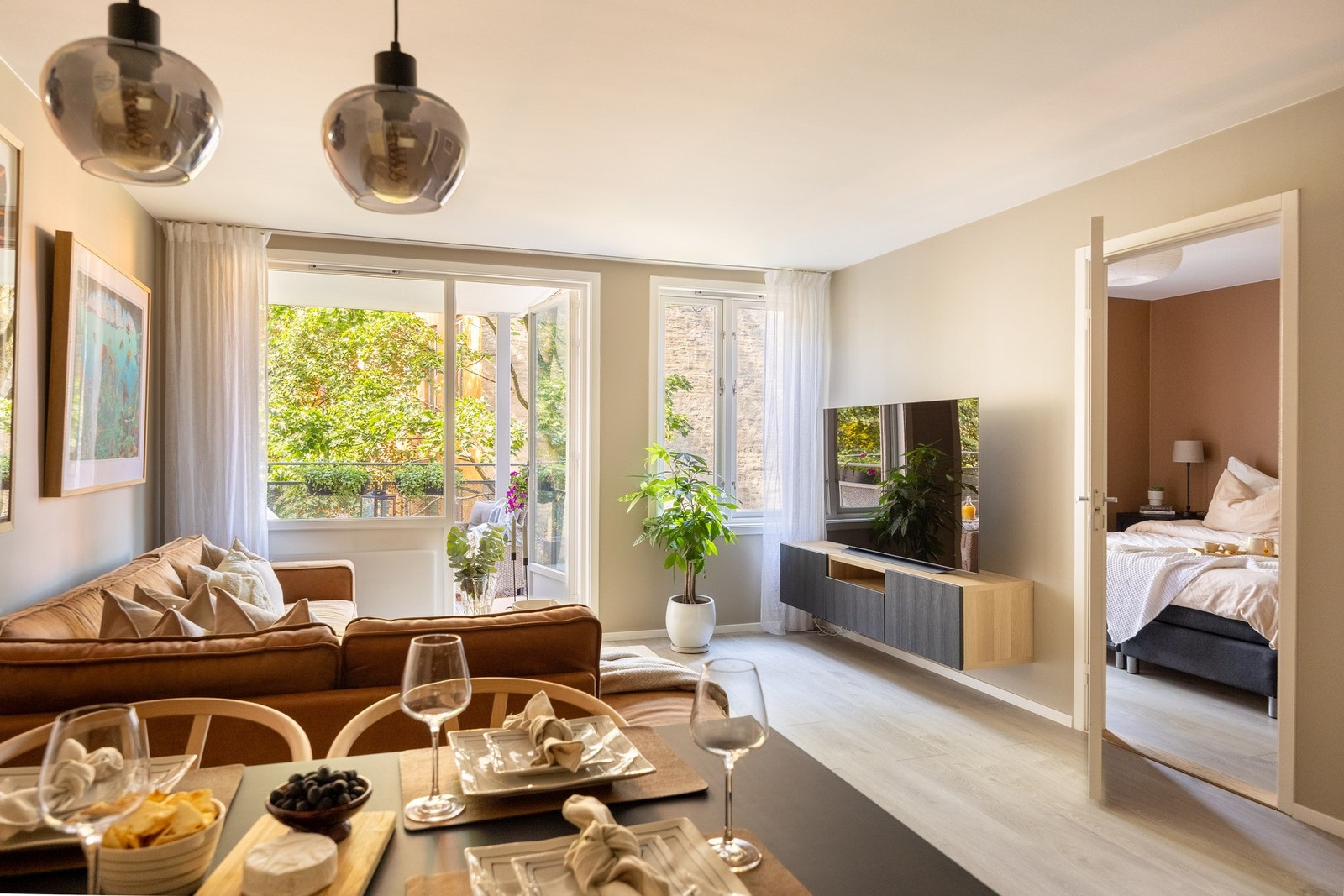 Det er rikelig med naturlig lysinnslipp fra store vindusflater. Galleribilde