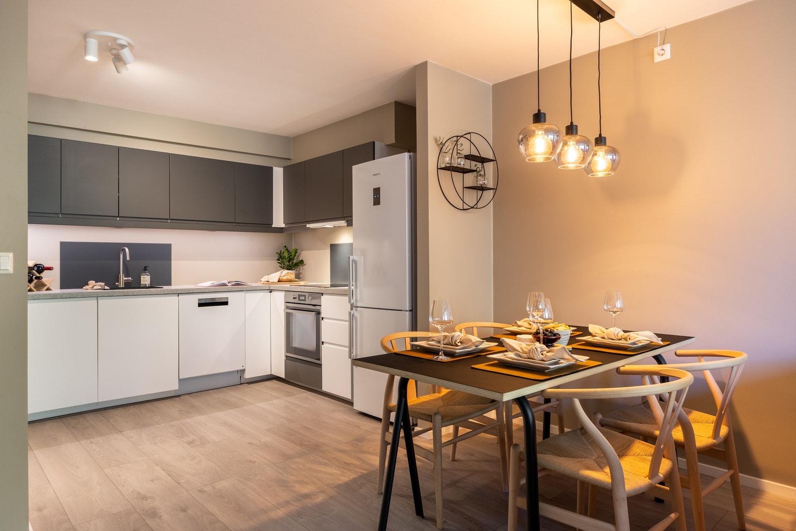 Den åpne løsningen gir et praktisk oppholdsrom. Galleribilde