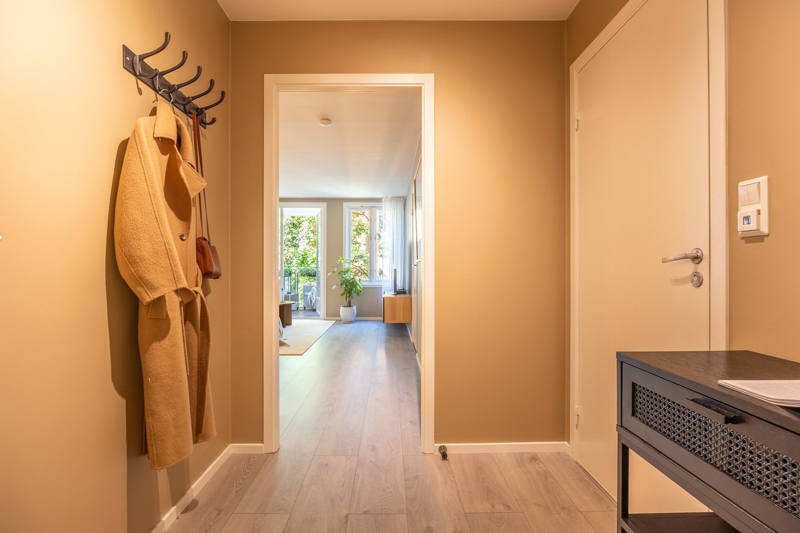 Entréen er lys og innbydende, med plass for klesoppheng og oppbevaring av sko. Galleribilde