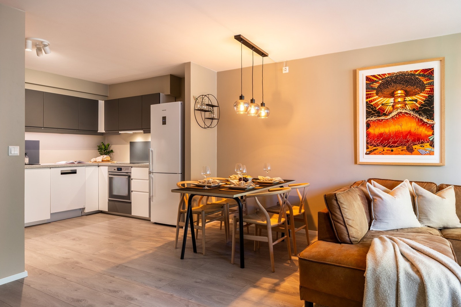 Stuen og kjøkkenet ligger i en sosial åpen løsning. Galleribilde