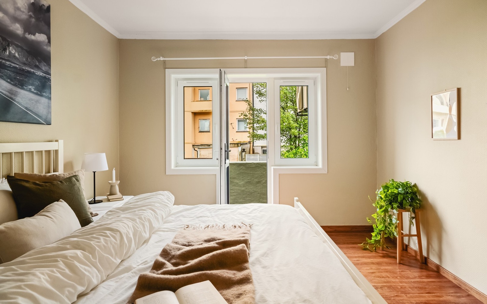 Utgang til leilighetens balkong fra hovedsoverom Galleribilde