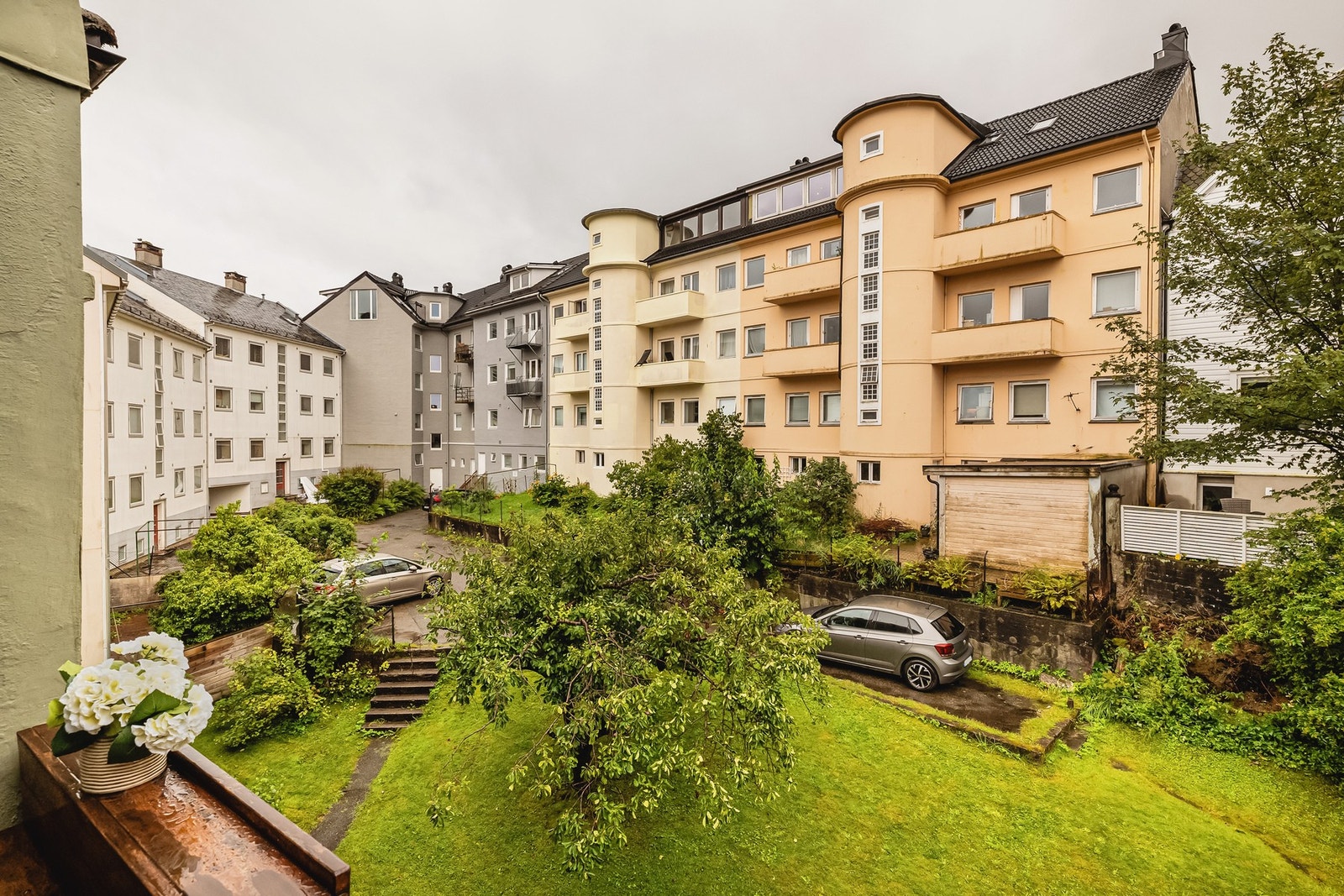 Utsikt mot rolig bakgård og grøntareal Galleribilde