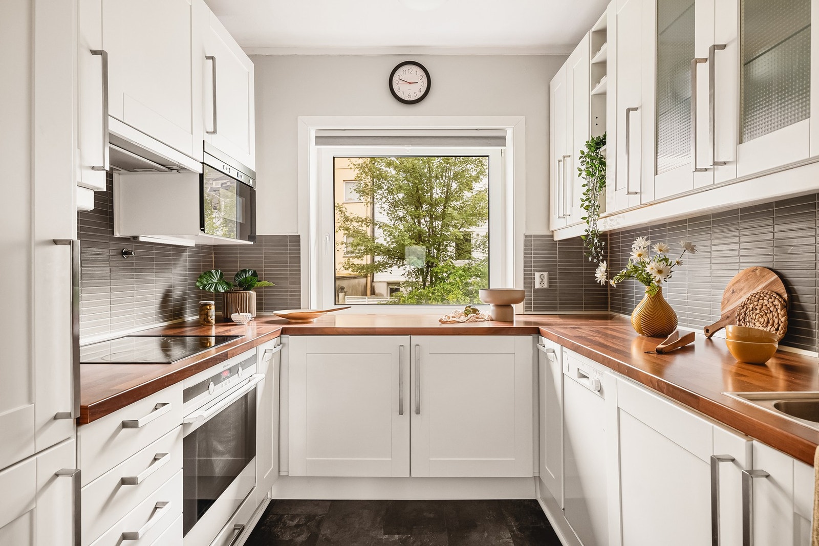 Kjøkkenet har profilerte fronter og laminert benkeplate Galleribilde