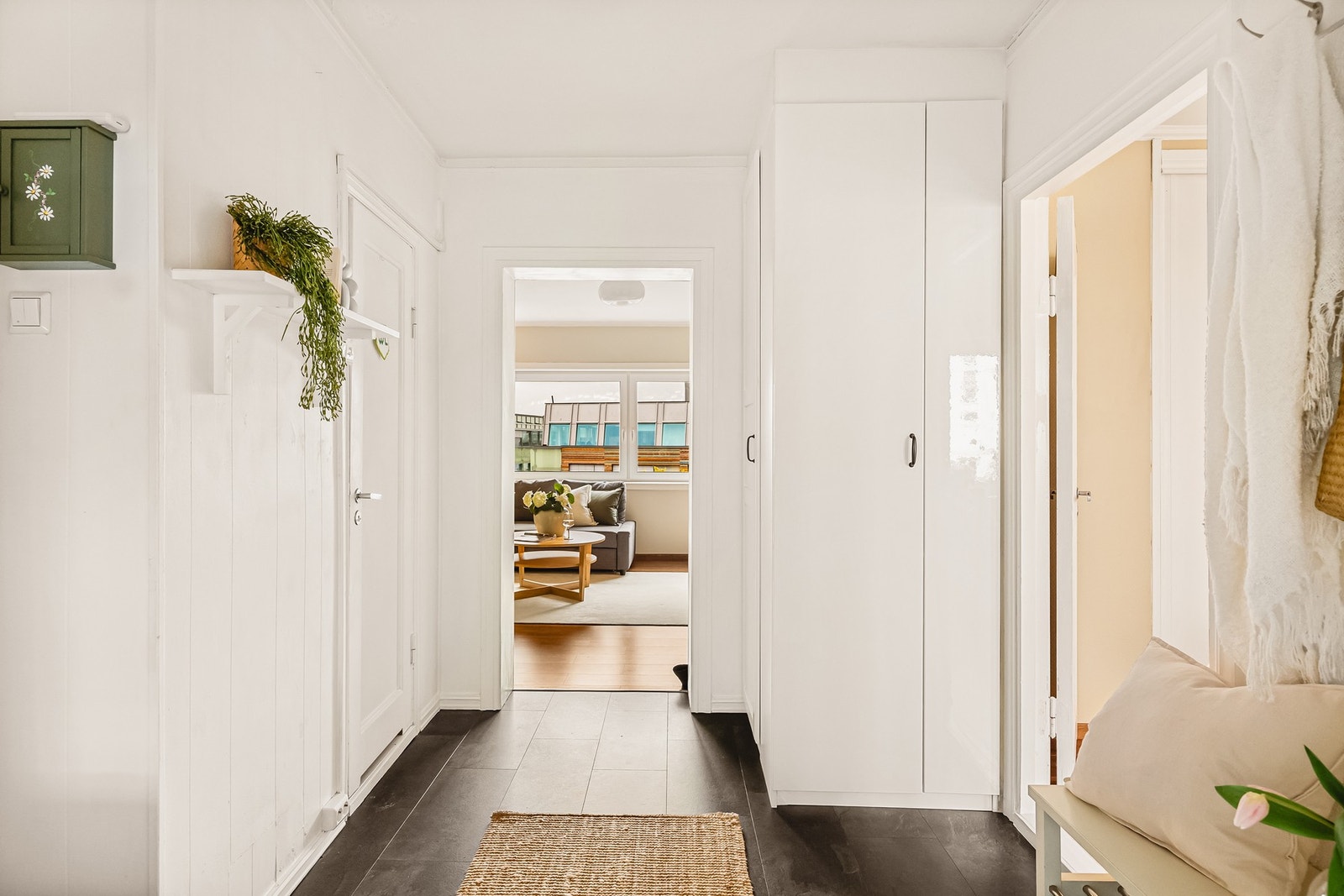 Lyst og pent inngangsparti med god plass til sko og yttertøy Galleribilde