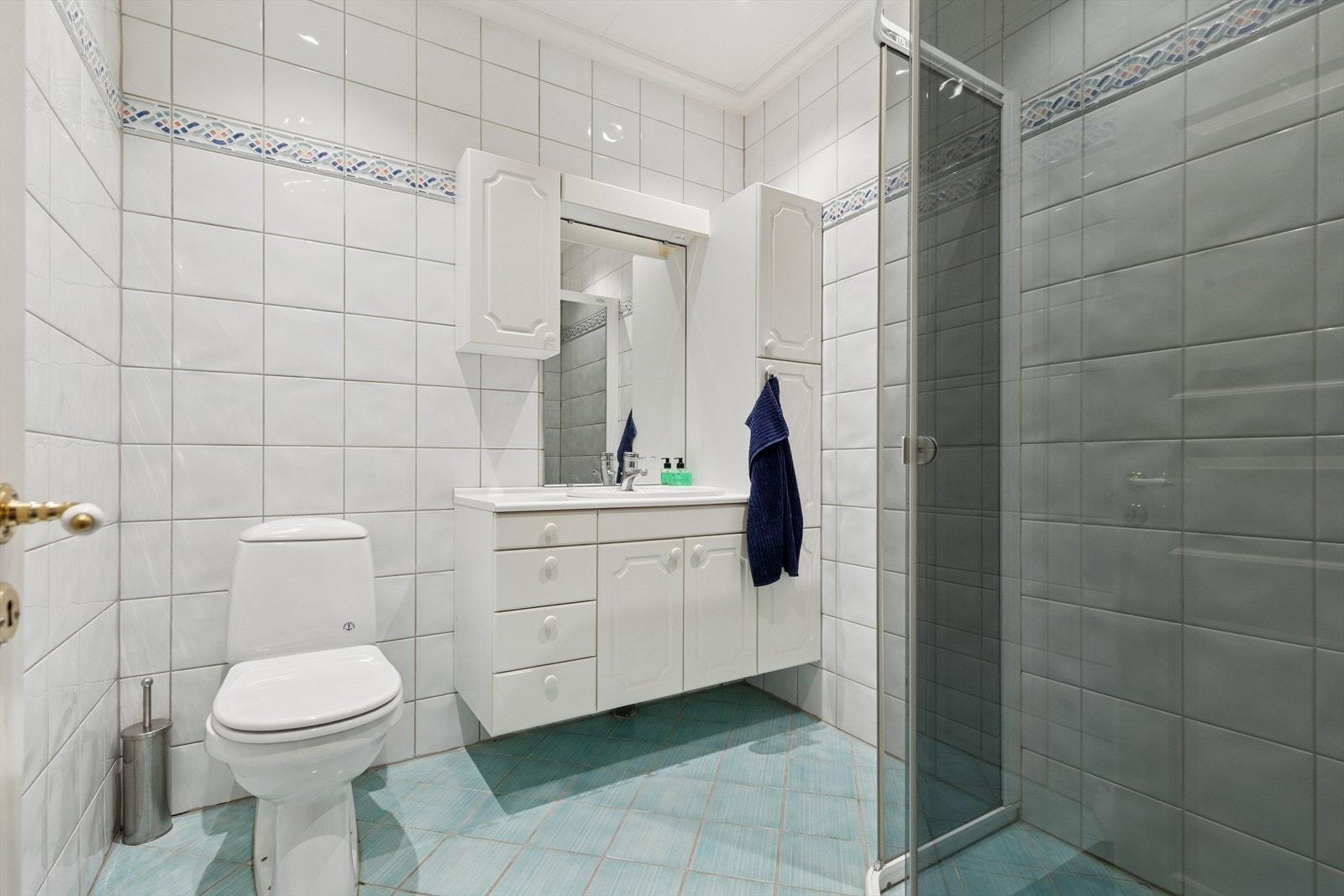 Leiligheten har tre flislagte baderom med varmekabler i gulv. Galleribilde