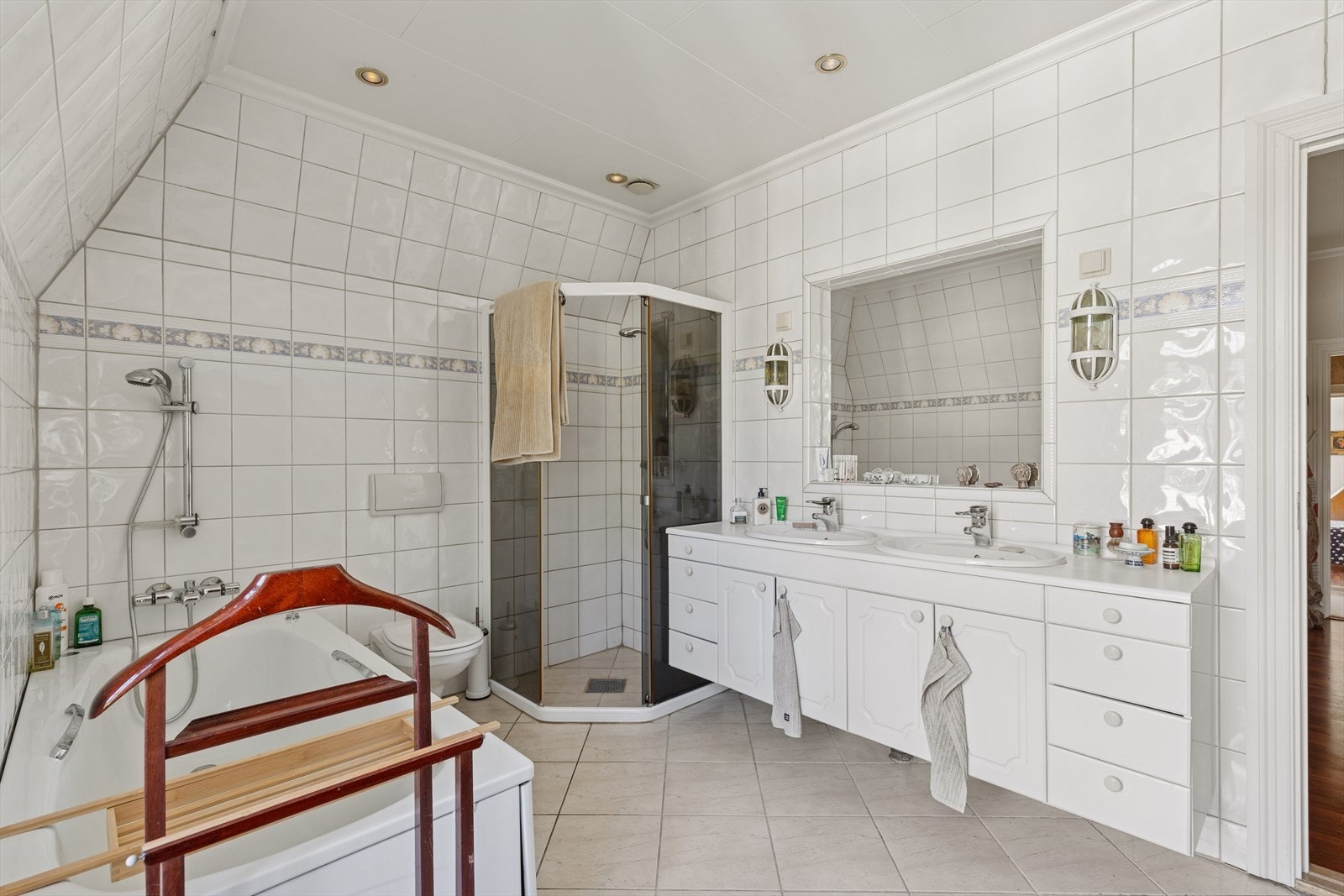 Speil er montert over servantene, og det er innfelte lys i himlingen. Galleribilde