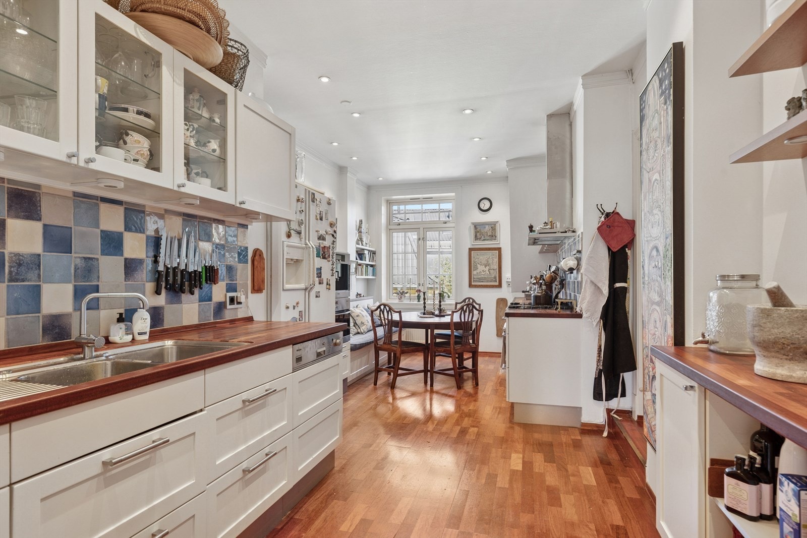 Med handelen følger stekeovn, kaffemaskin, oppvaskmaskin, komfyr med gasskokesoner og side-by-side kjøleskap. Galleribilde