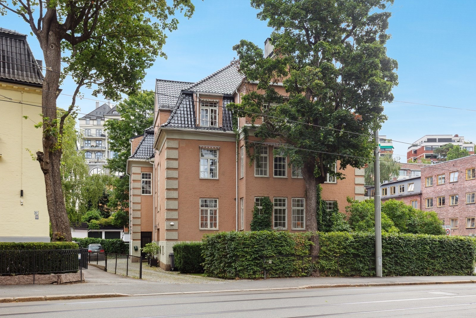 Klassisk bygård fra 1918, attraktivt beliggende med umiddelbar nærhet til alle nødvendige fasiliteter, servicetilbud og offentlig kommunikasjon. Galleribilde