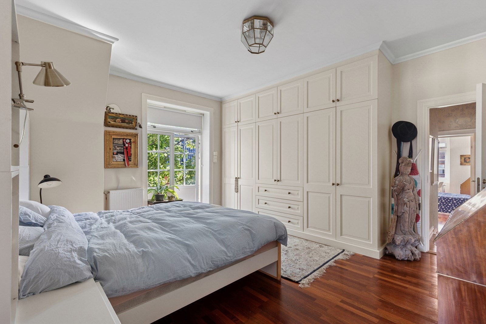 Soverom 1/Hovedsoverom med en en romslig, innebygget garderobeløsning med rikelig skapplass. Galleribilde