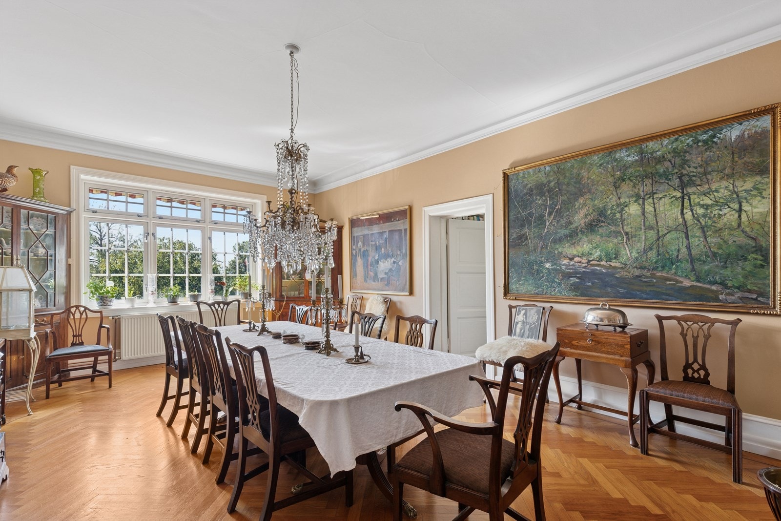 Originale eikegulv i klassisk fiskebensmønster tilfører rommet både karakter, eleganse og tidløs sjarm. Galleribilde