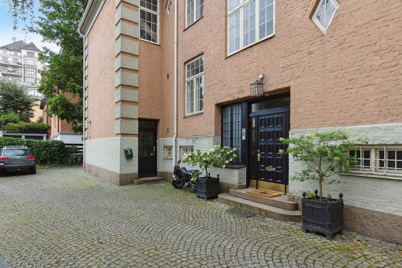 Gårdsplassen er pent opparbeidet med brostein og fremstår som innbydende. Galleribilde