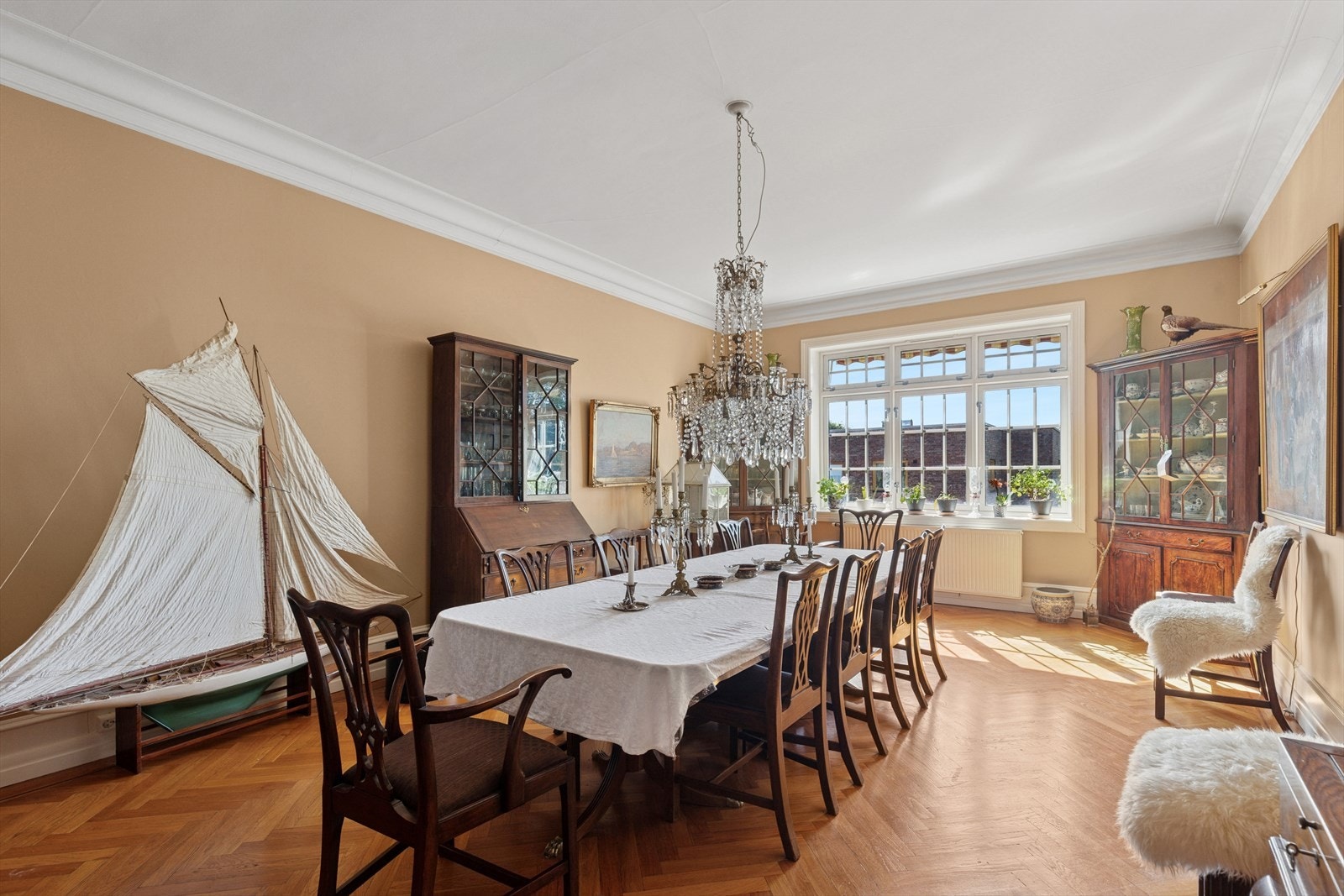 Separat og innbydende spisestue med god plass til hele familien. Galleribilde