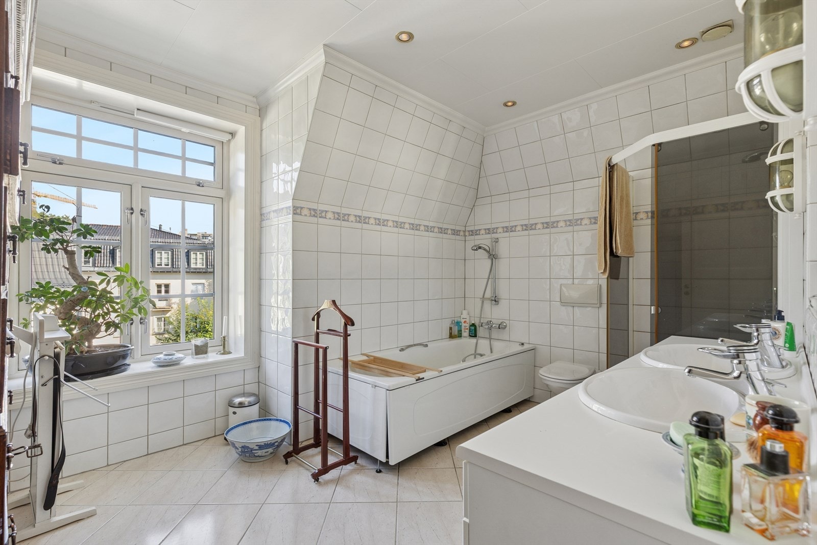 Baderom 3 - ved hovedsoverom: romslig og velutstyrt veggmontert toalett, badekar, dusjhjørne og to nedfelte servanter med tilhørende underskap. Galleribilde