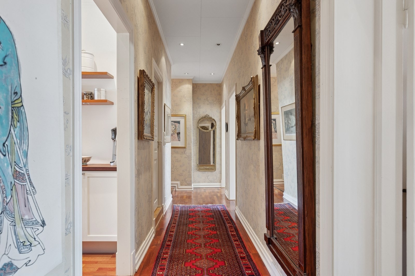 Leiligheten disponerer 2 kjellerboder (totalareal ca. 30 m²) og 2 loftsboder (totalareal 22 m²). Galleribilde