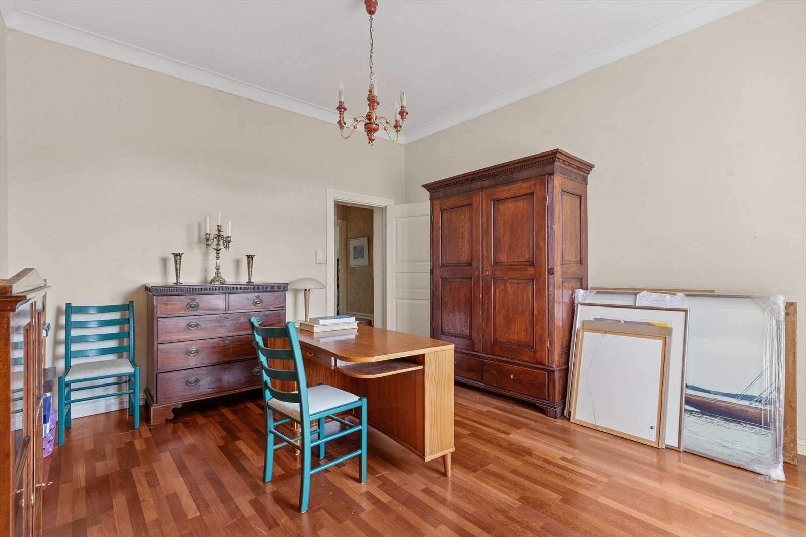 Soverommene oppleves som lyse og luftige, med store vinduer og god takhøyde som gir en behagelig romfølelse. Galleribilde