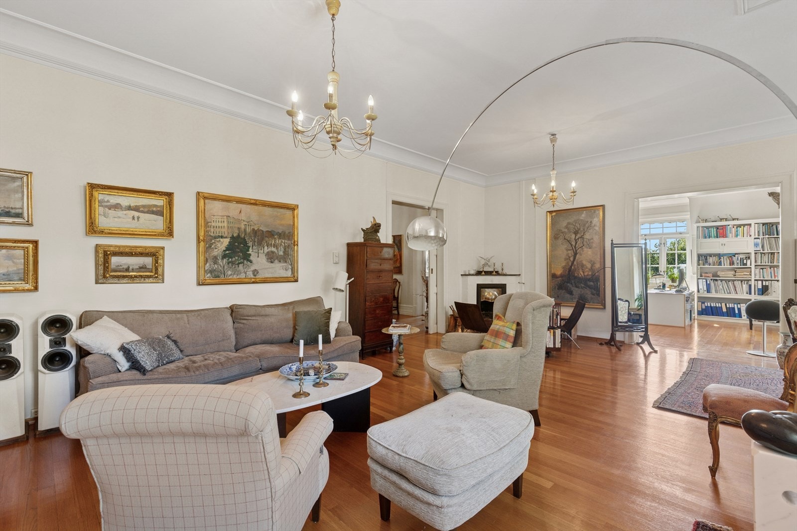 Leiligheten har en innholdsrik og fleksibel planløsning med store rom som enkelt kan møbleres og tilpasses etter behov og ønsker. Galleribilde