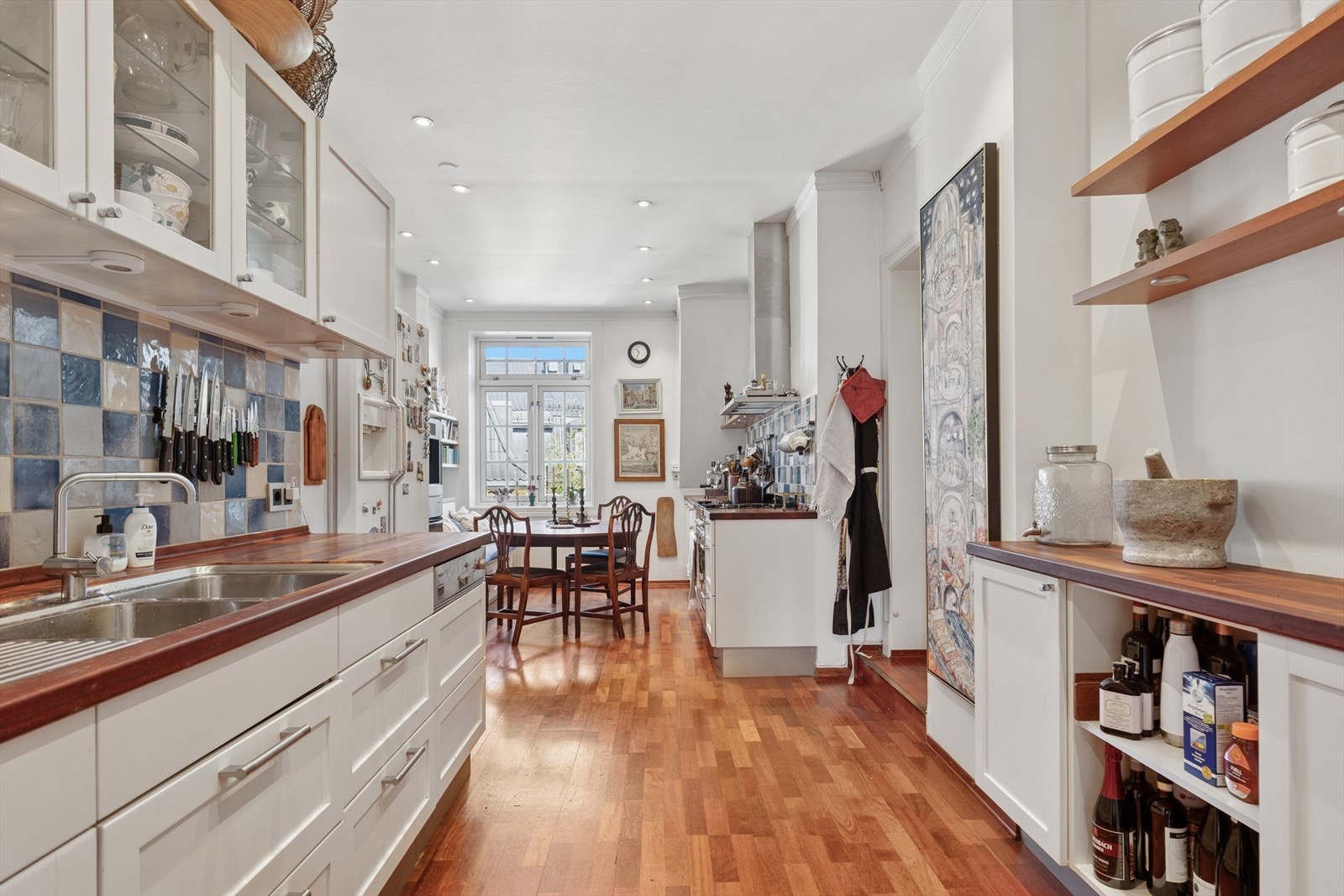 Kjøkkenet ligger adskilt i eget rom med rikelig skap- og benkeplass. Galleribilde