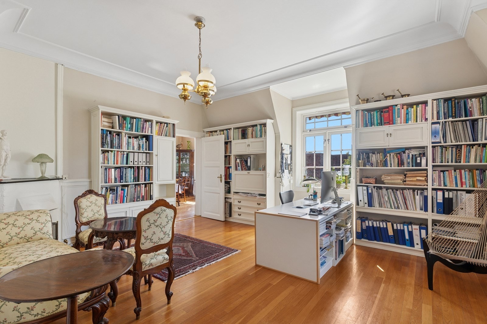 Begge stuene er utstyrt med hver sin stemningsfulle kaminpeis, som tilfører både varme og en lun atmosfære - perfekt for kjølige dager og hyggelige kvelder. Galleribilde