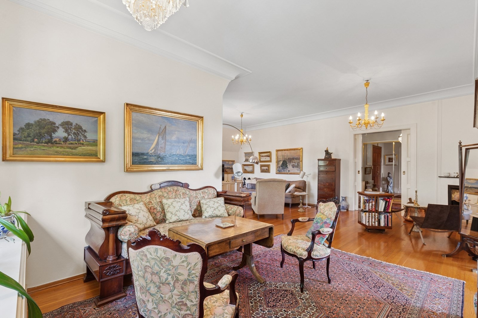 Dagligstuen er romslig og fleksibel, med plass til flere sittegrupper - perfekt for både hverdag og selskap. Galleribilde