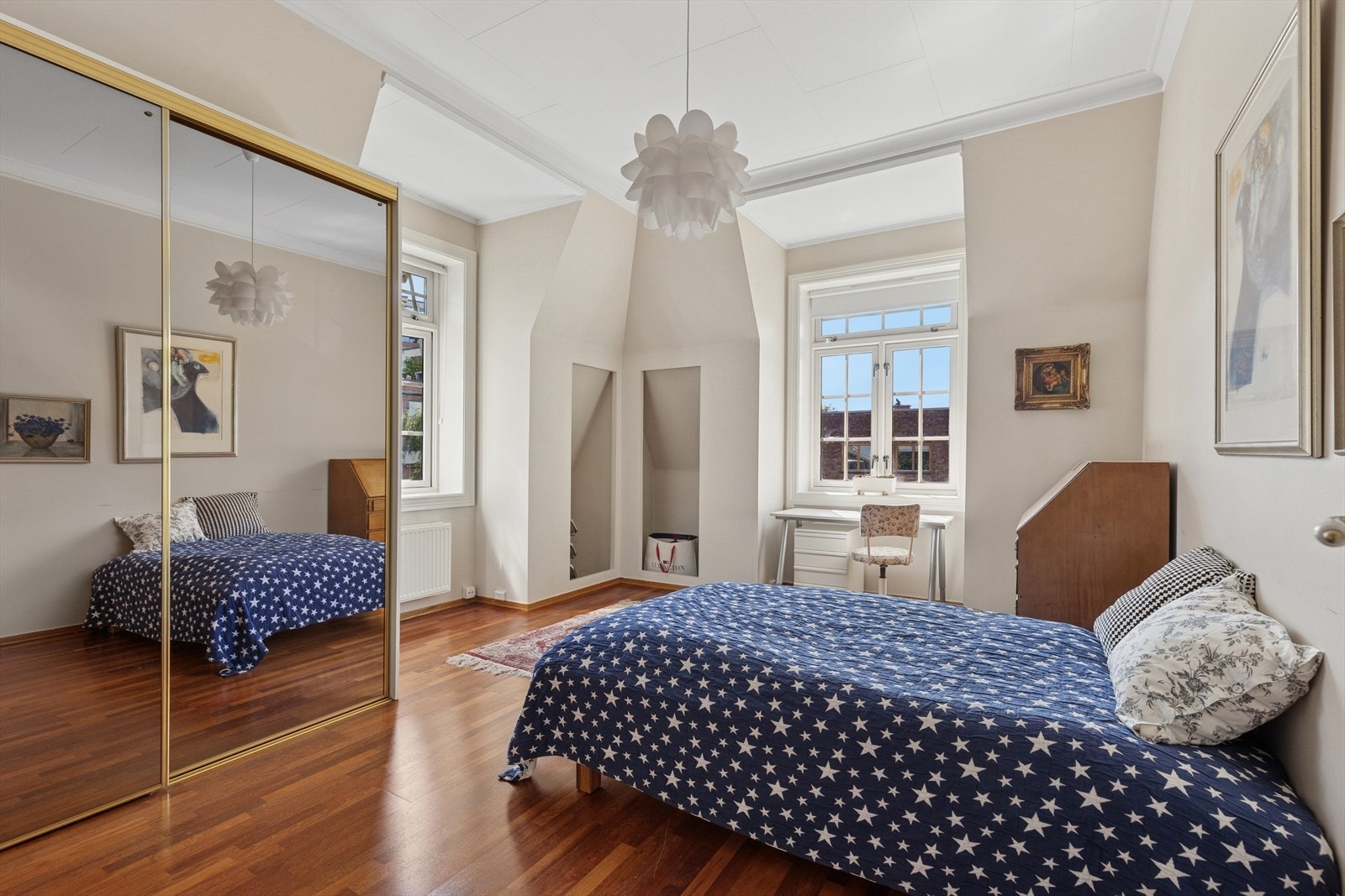 Soverom 2 er innredet med en praktisk skyvedørsgarderobe med speilfronter, som gir både god oppbevaringsplass og større romfølelse. Galleribilde