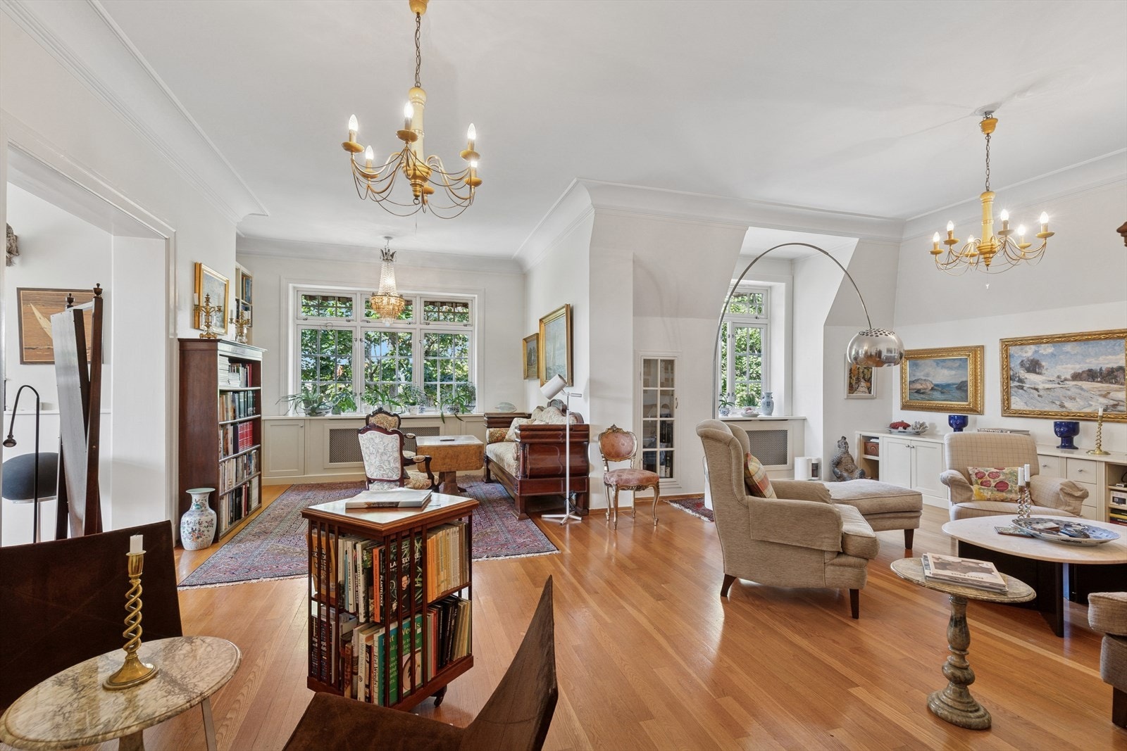 Denne innholdsrike 6-roms leiligheten tilbyr romslige og luftige oppholdsrom med imponerende takhøyde og gjennomgående gode lysforhold. Galleribilde