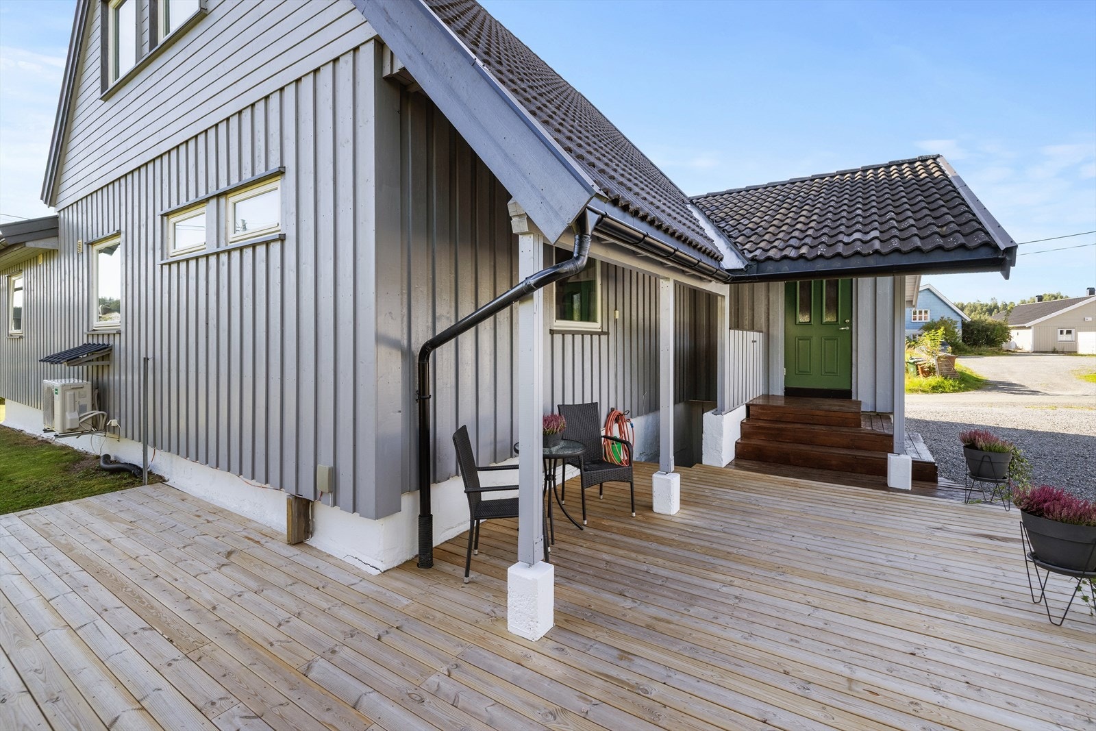 Stor terrasse foran inngangspartiet til hoveddelen. Galleribilde