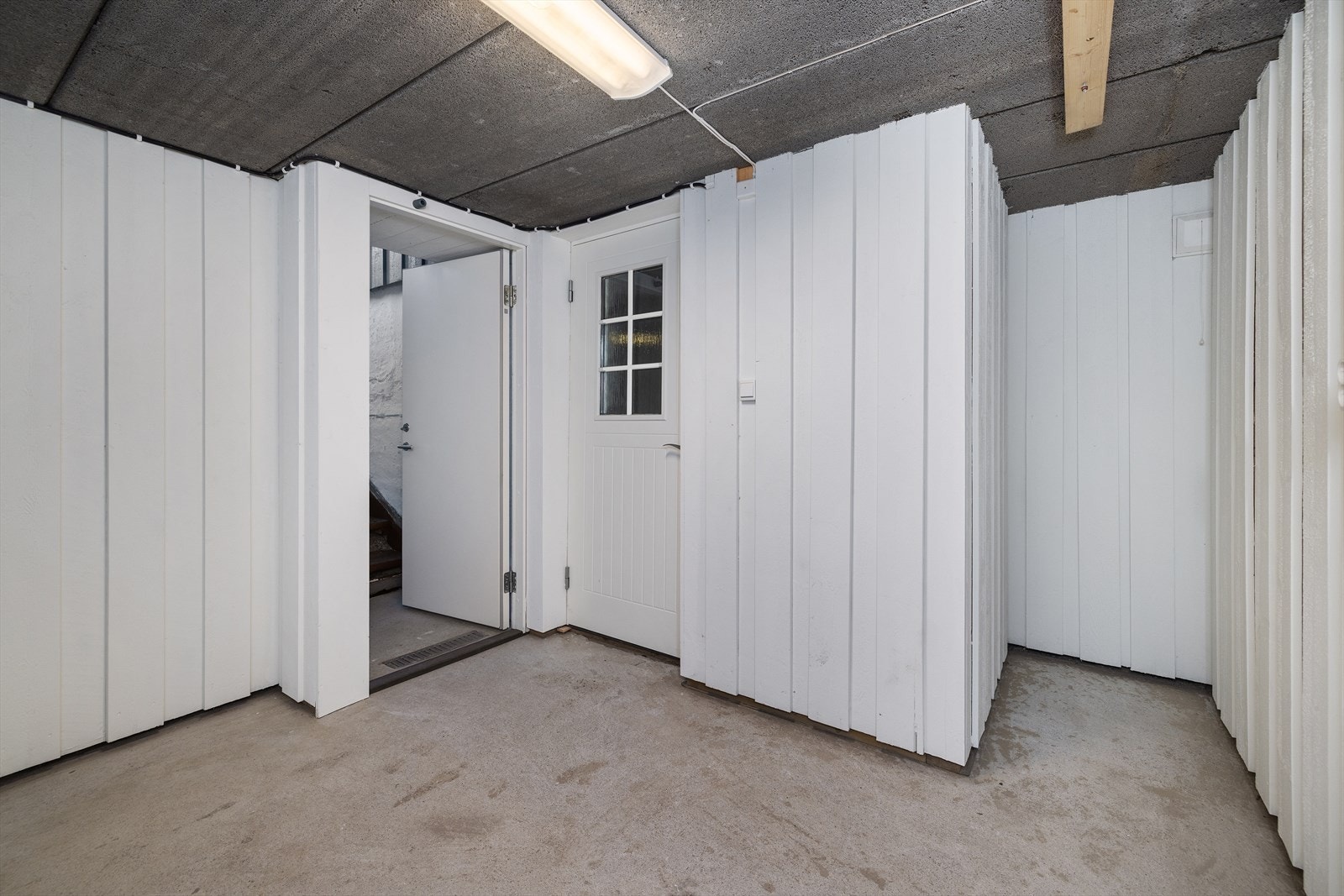 Fra kjelleren er det direkte utgang til terreng. Galleribilde