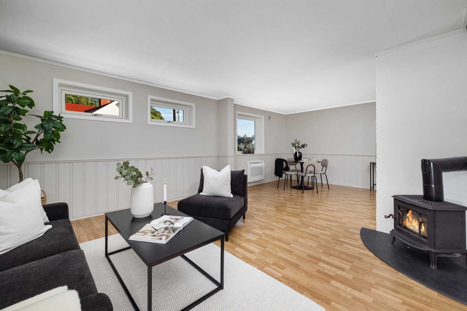Stor stue i hoveddel med varmepumpe. Galleribilde