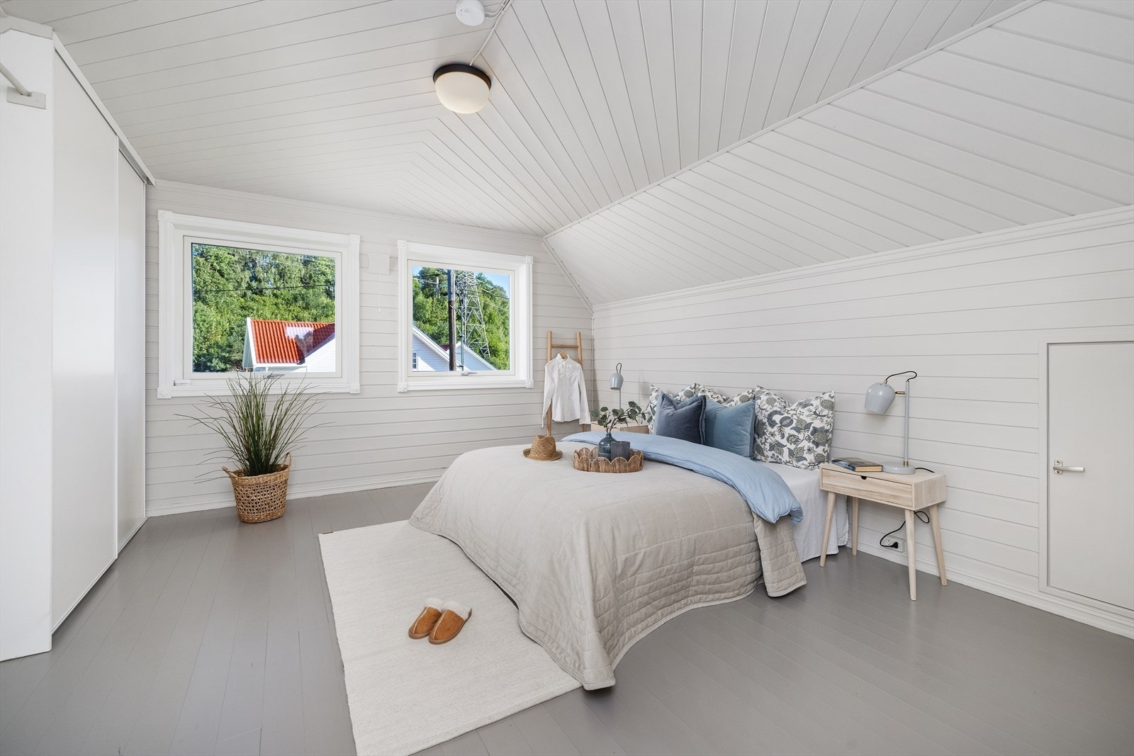 Stort soverom med skyvedørsgarderobe. Galleribilde