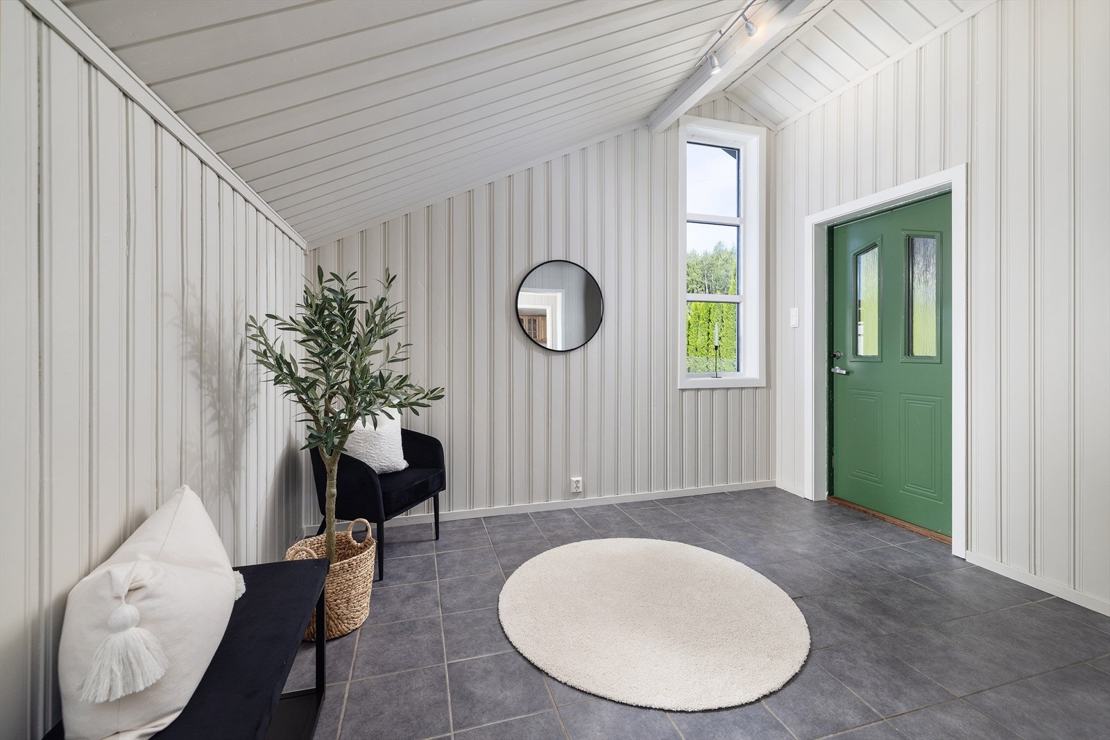Lys og luftig hall med flislagt gulv. Galleribilde