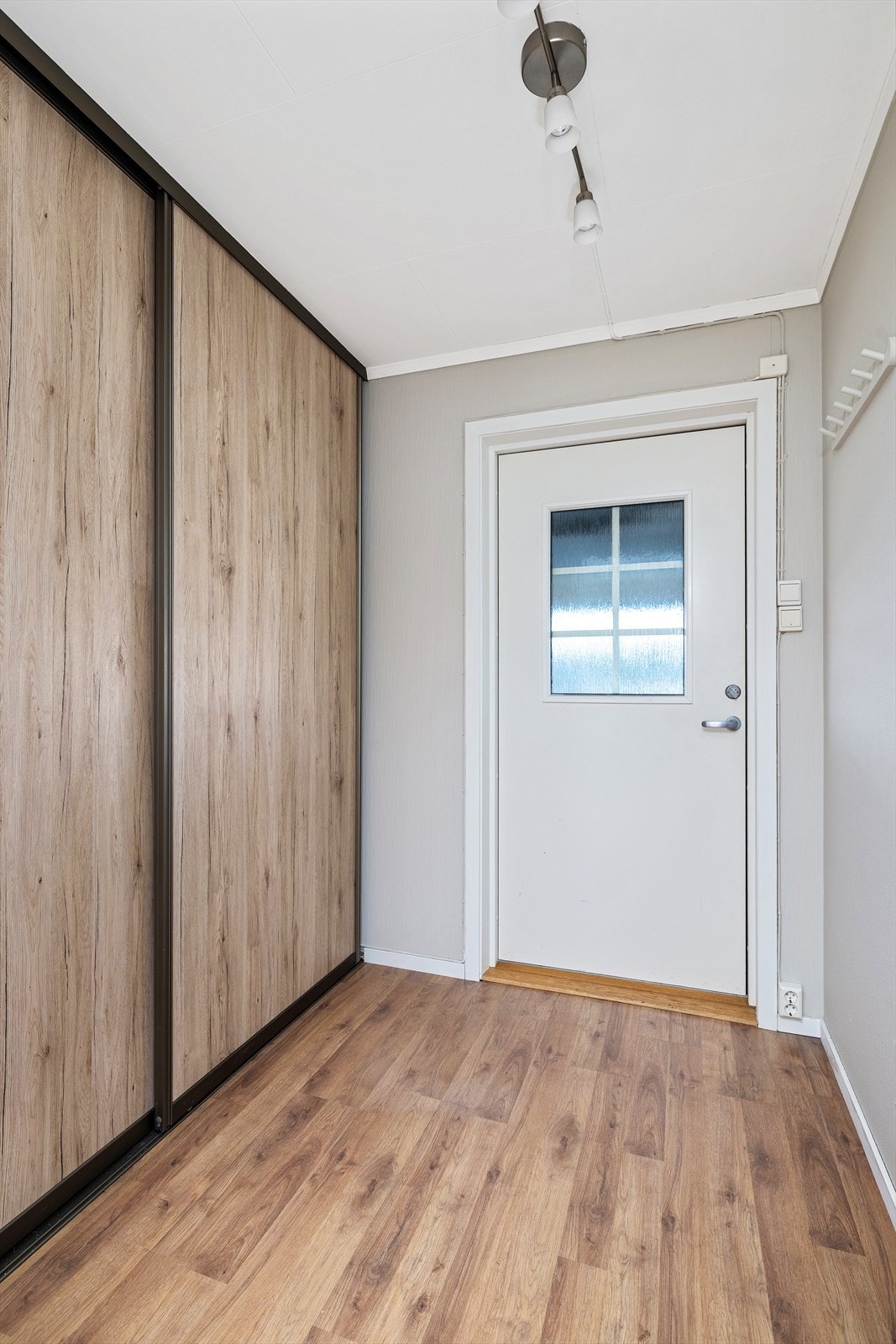 Entré m/skyvedørsgarderobe. Galleribilde