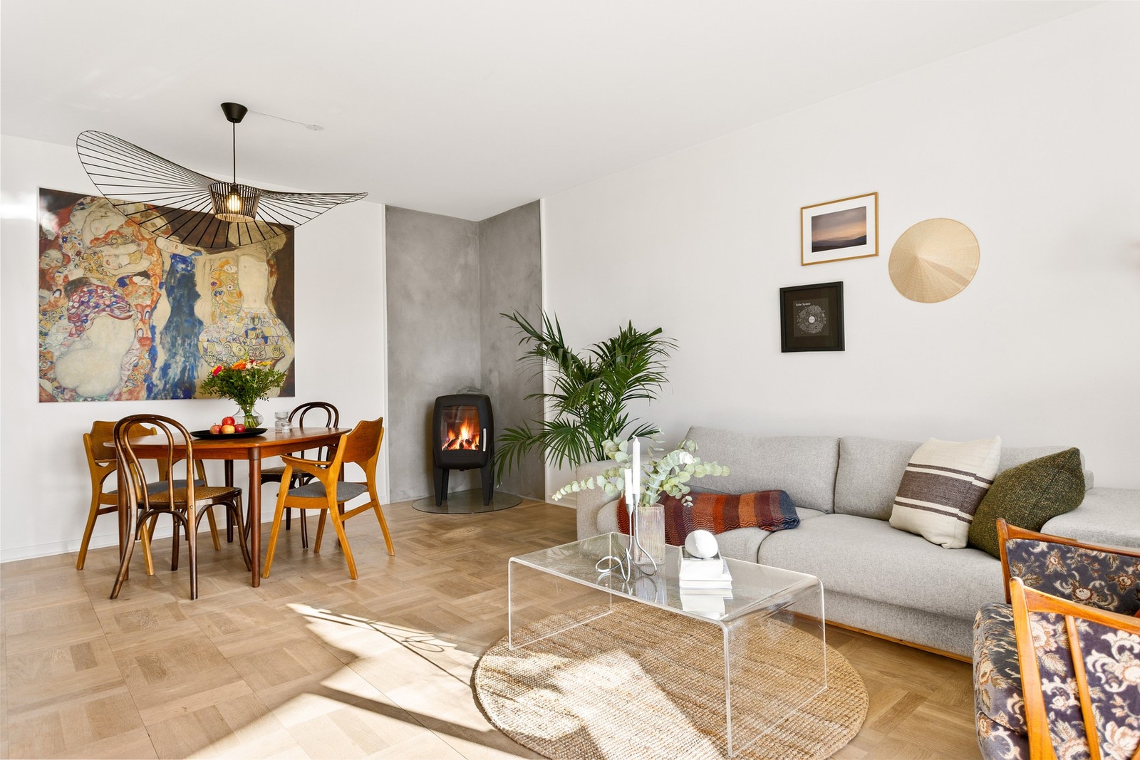 I stuen er det i tillegg ovn som varmer godt på kalde høst- og vinterdager. Galleribilde