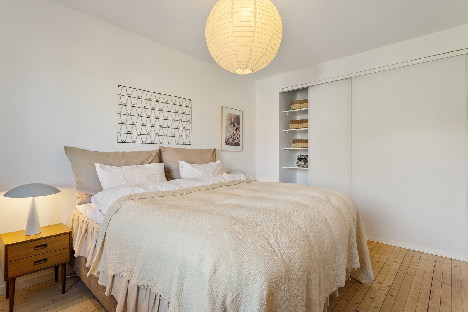Hovedsoverommet har god plass til dobbeltseng, nattbord og skyvedørsgarderobe. Galleribilde