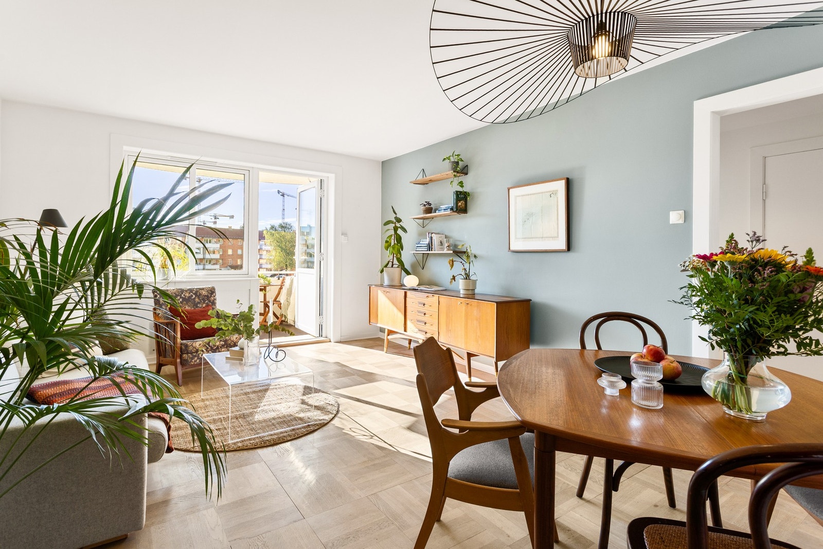 Her er det god plass til en stor sofa, TV-benk og spisebord. Galleribilde