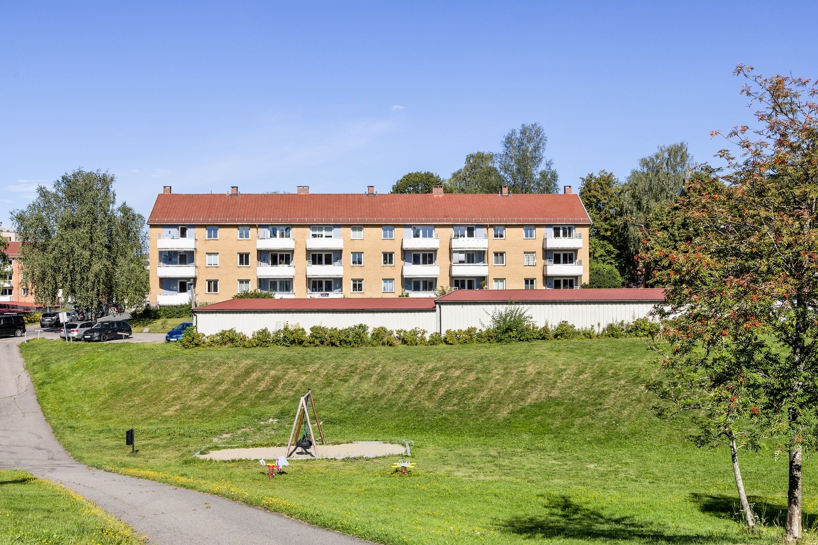 Boligen ligger fint til - midt mellom byen og marka! Galleribilde