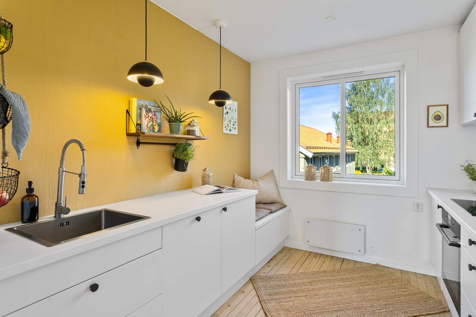 Fint og separat kjøkken fra IKEA som har rikelig med skap- og benkeplass. Galleribilde