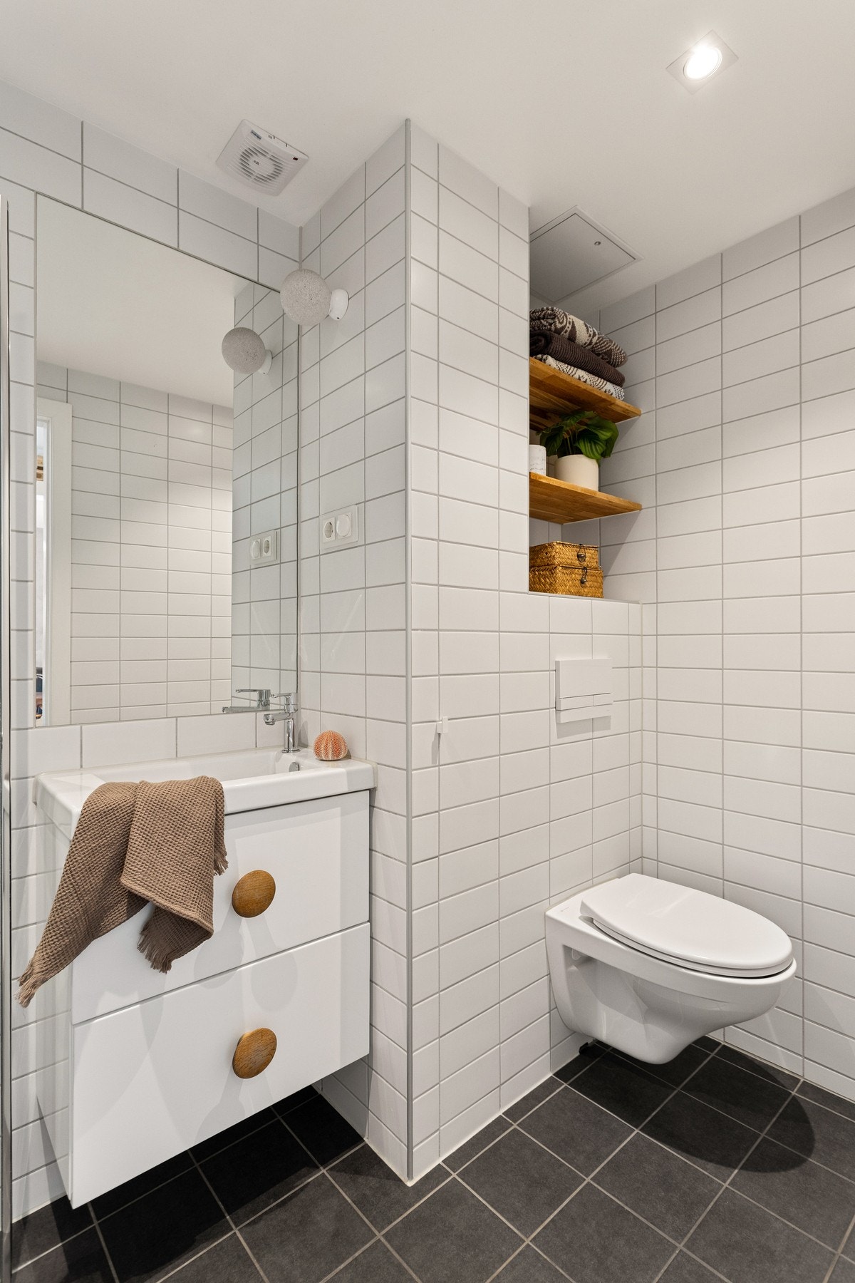 På badet er det opplegg for vaskemaskin. Galleribilde