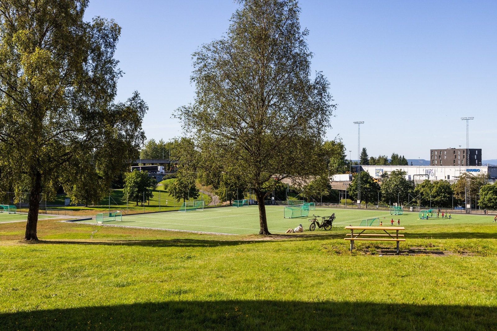 Flotte rekreasjonsmuligheter i nærområdet, blant annet Muselunden med fotballbaner og frisbeebaner. Galleribilde