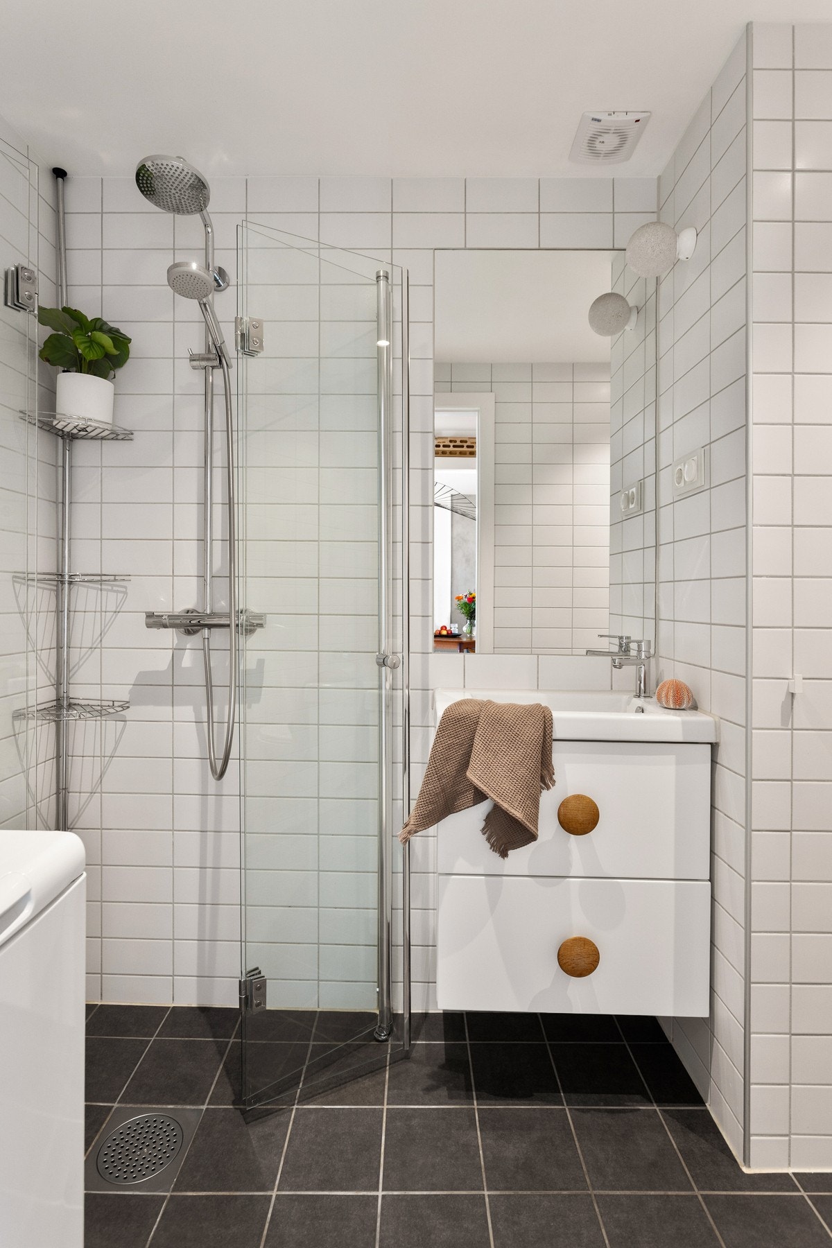 Delikat, flislagt bad med gulvvarme. Badet ble pusset opp i 2015. Galleribilde